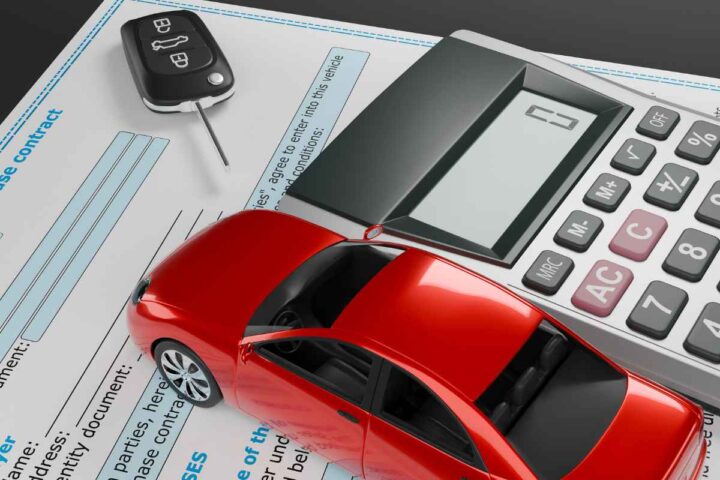 auto in miniatura con vicino una calcolatrice e una chiave