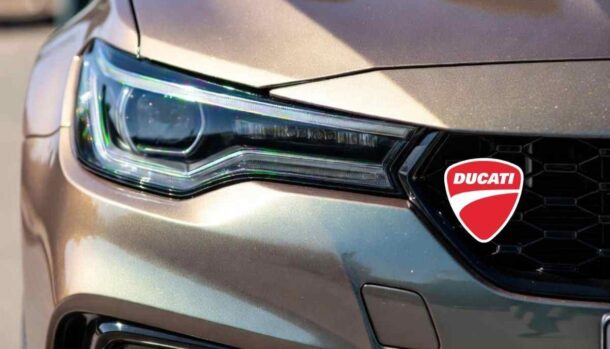 Spunta la prima auto griffata Ducati: l'anima da Desmosedici applicata alle 4 ruote, sembra un mix tra Audi e Ferrari