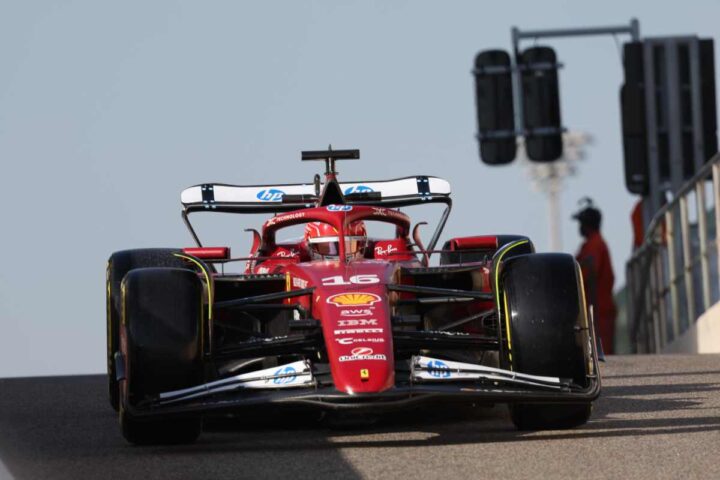 una Ferrari di F1 in pista