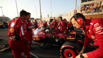 meccanici intorno a una monoposto Ferrari