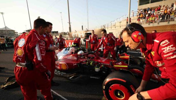 meccanici intorno a una monoposto Ferrari