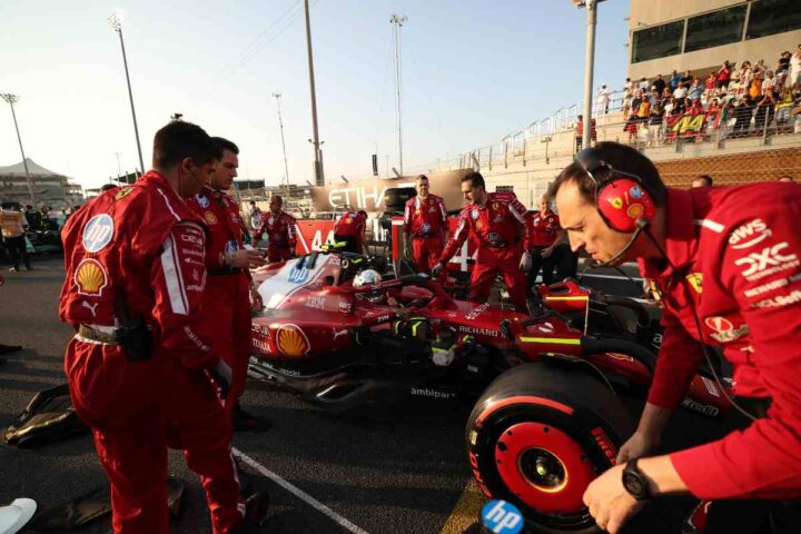 meccanici intorno a una monoposto Ferrari