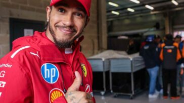 Hamilton con il pollice alzato