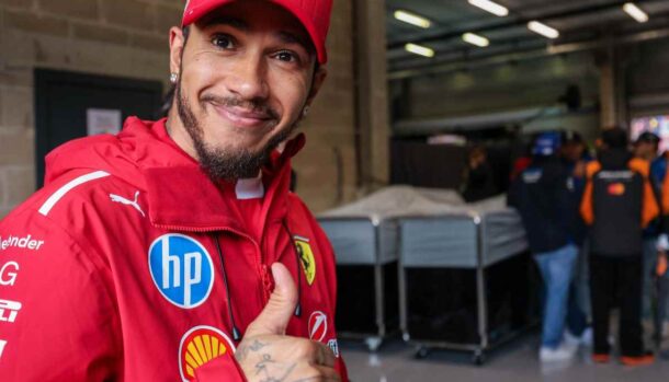 Hamilton con il pollice alzato