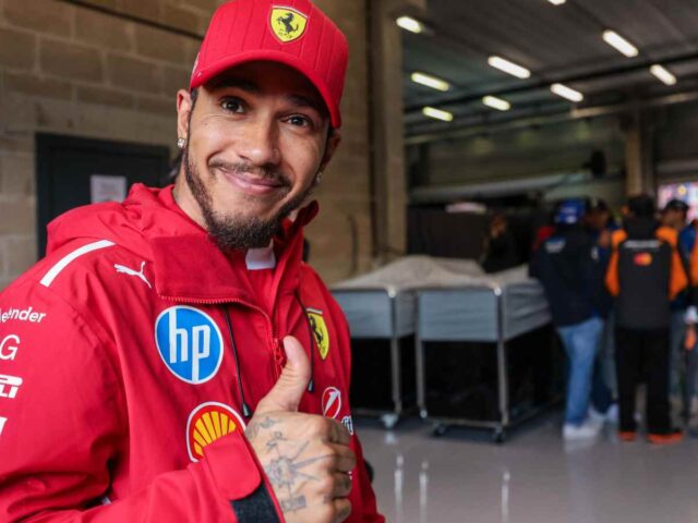 Hamilton con il pollice alzato