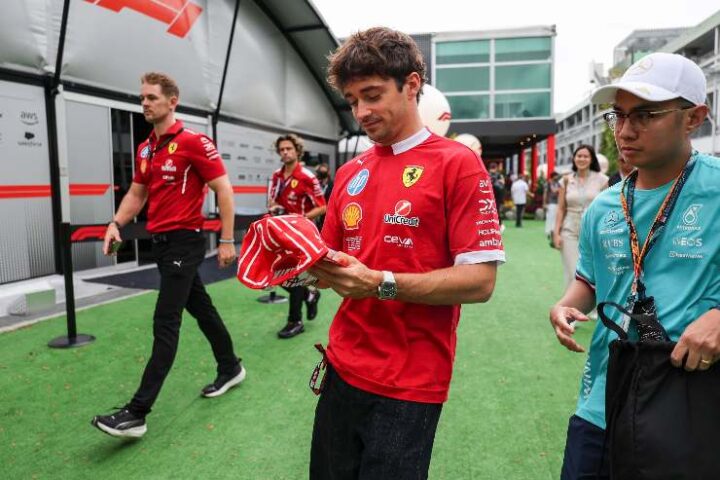 Charles Leclerc firma un autografo