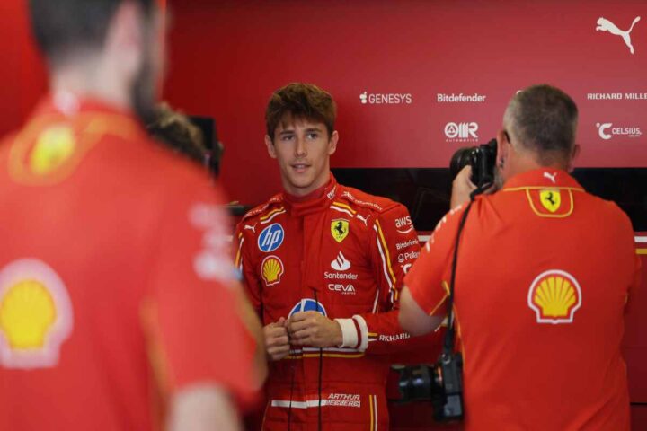 Arthur Leclerc nel box Ferrari