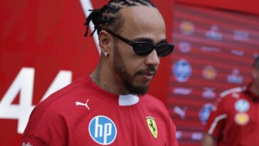 Carlos Sainz Lewis Hamilton F1 Ferrari