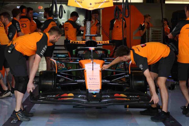 una monoposto di Formula 1 ai box