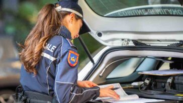 agente di polizia redige una multa