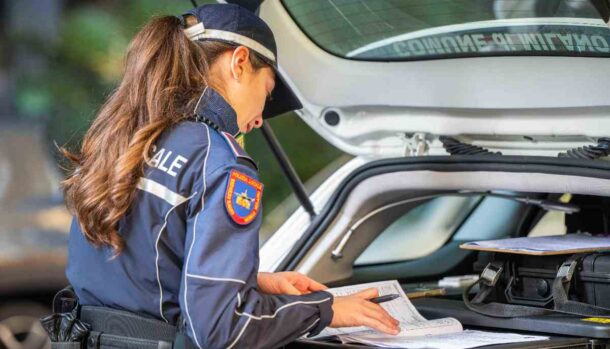 agente di polizia redige una multa