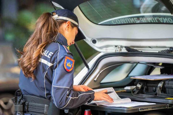 agente di polizia redige una multa