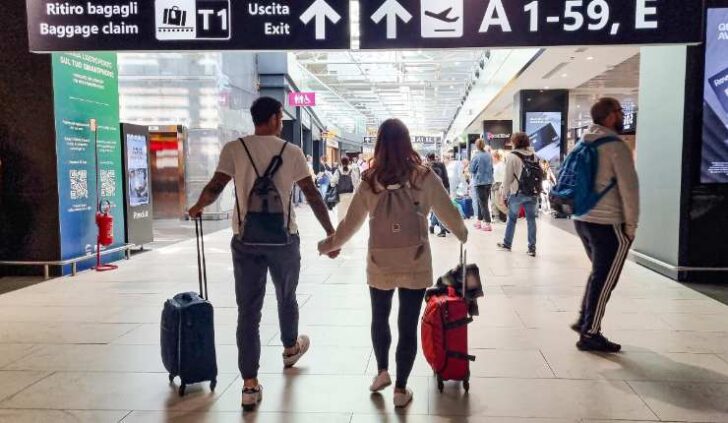 passeggeri in partenza in stazione