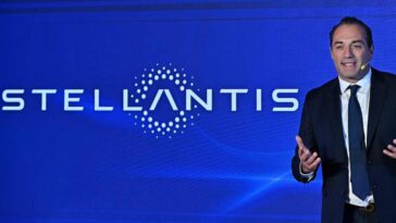 Stellantis è una furia, la rivelazione shock sulla sua auto top: umiliata sul web