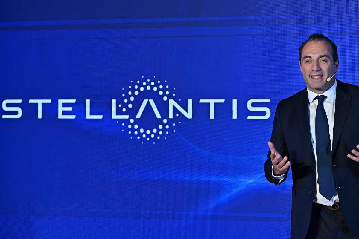 Stellantis è una furia, la rivelazione shock sulla sua auto top: umiliata sul web