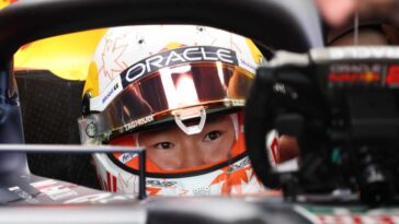 Yuki Tsunoda nell'abitacolo della Red Bull