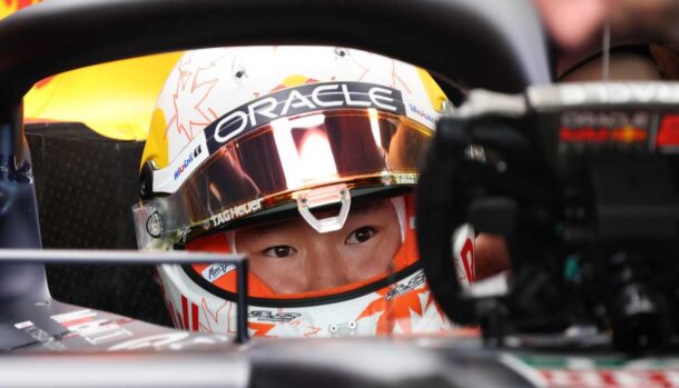 Yuki Tsunoda nell'abitacolo della Red Bull