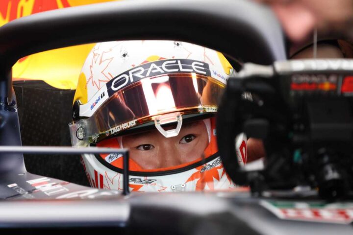 Yuki Tsunoda nell'abitacolo della Red Bull