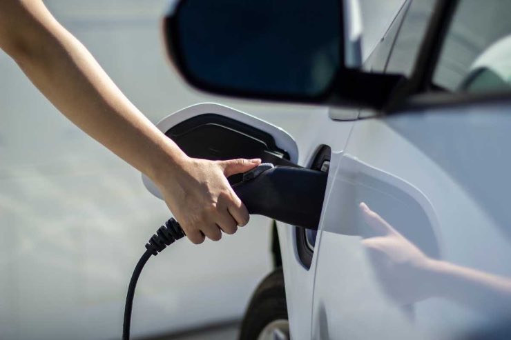 Auto elettriche doppiano il gasolio nel 2025