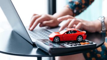 auto in miniatura calcolatrice e computer