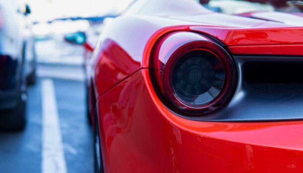 Lava una Ferrari ridotta male