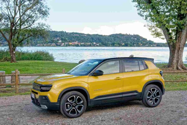 un SUV di colore giallo