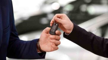 passaggio di una chiave per auto tra due mani