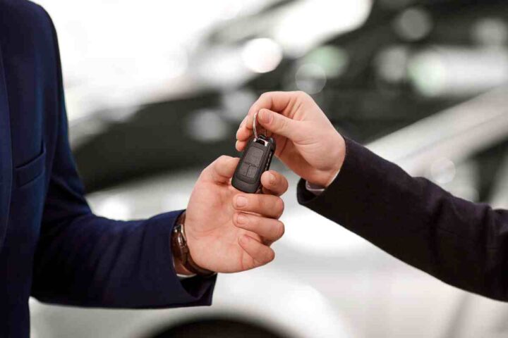 passaggio di una chiave per auto tra due mani