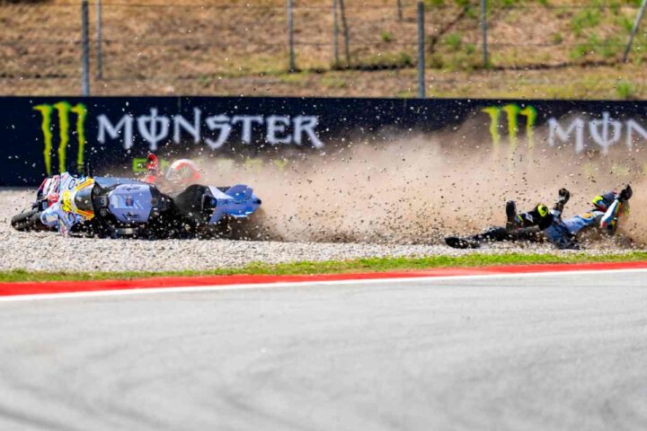 pilota di MotoGP cade in pista