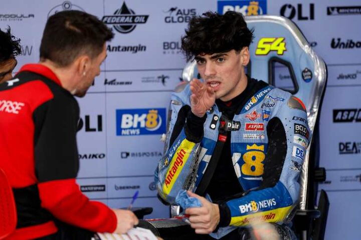 Fermin Aldeguer parla con un membro del suo staff