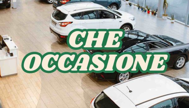 scritta Che Occasione con dietro alcune auto