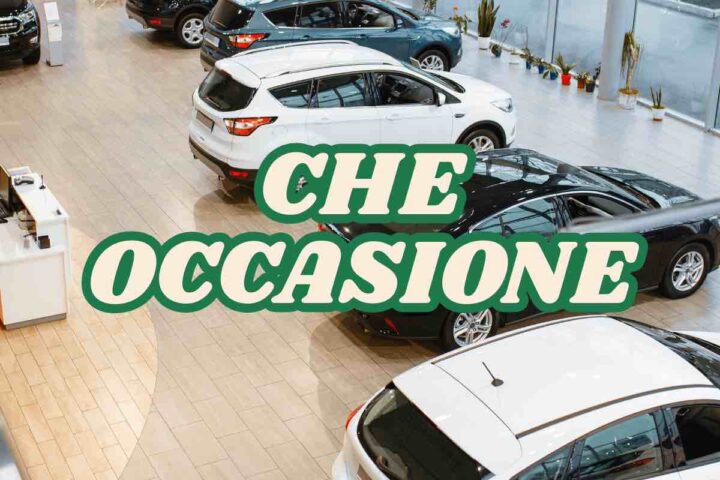 scritta Che Occasione con dietro alcune auto