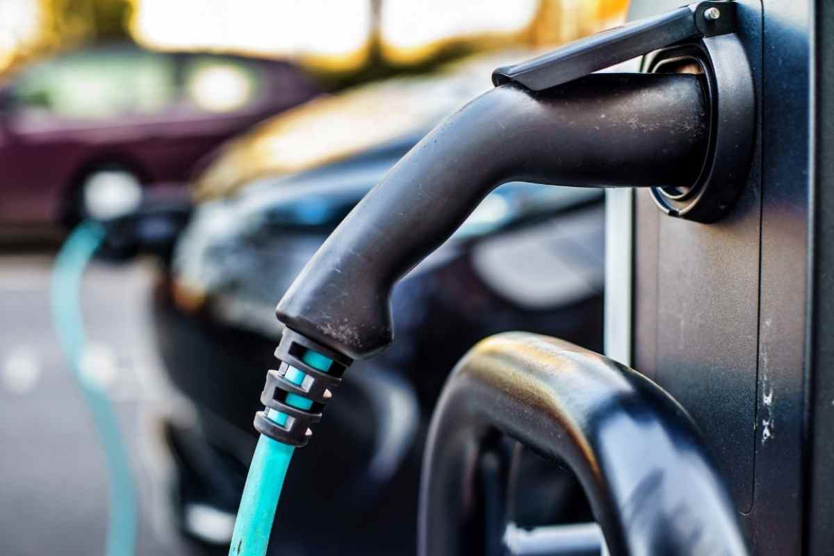 L'auto elettrica è in fallimento? Arriva l'annuncio spiazzante: che smacco dopo così tanti anni