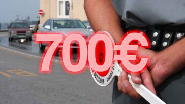 scritta 700 euro con dietro un finanziere