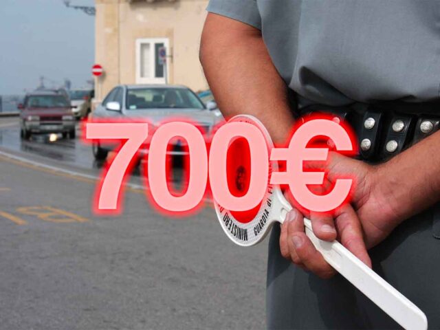 scritta 700 euro con dietro un finanziere