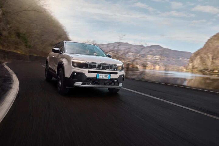 Jeep Avenger in strada