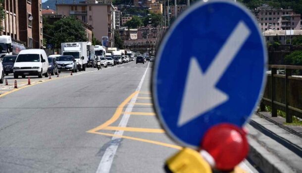 auto incolonnate nel traffico