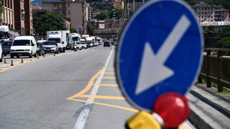 auto incolonnate nel traffico