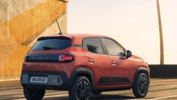 Dacia Spring di colore arancione