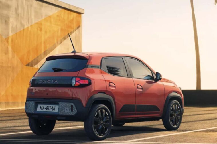 Dacia Spring di colore arancione
