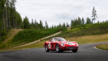 una Ferrari GTO rossa