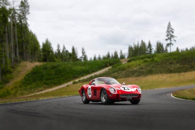 una Ferrari GTO rossa