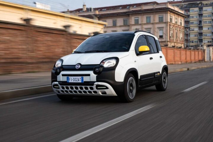 una Fiat Panda di colore bianco