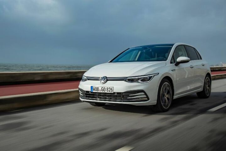 Una Volkswagen Golf di colore bianco