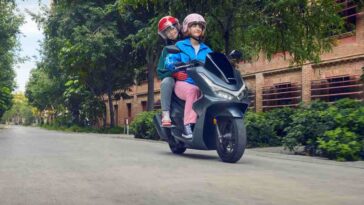 uno scooter con due persone in sella