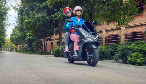 uno scooter con due persone in sella