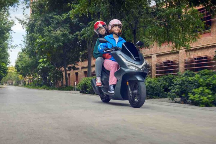 uno scooter con due persone in sella