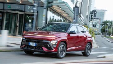 SUV Hyundai Kona di colore rosso