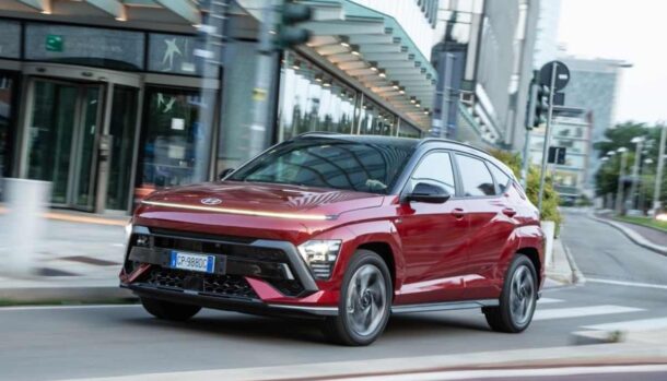 SUV Hyundai Kona di colore rosso