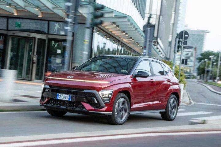 SUV Hyundai Kona di colore rosso